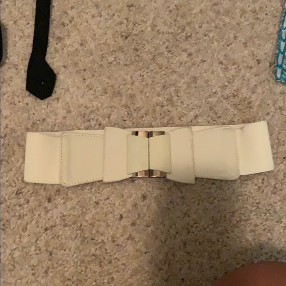 Beige elastic belt. Slight scuffing.